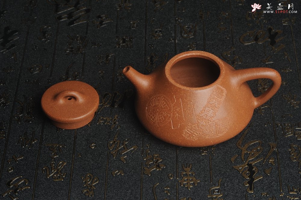 紫砂壶图片：油润五彩段泥 全手工薄胎子冶石瓢 饮之延年 助工俞霞精心摹古刻绘钱币纹 - 全手工紫砂壶网