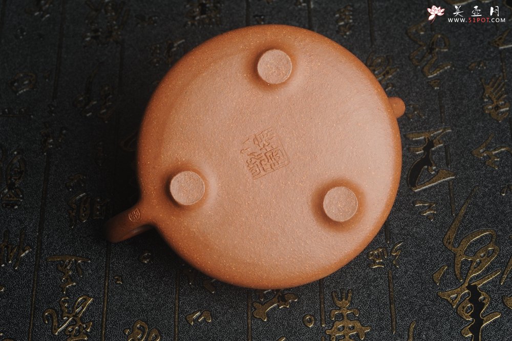 紫砂壶图片：油润五彩段泥 全手工薄胎子冶石瓢 饮之延年 助工俞霞精心摹古刻绘钱币纹 - 全手工紫砂壶网