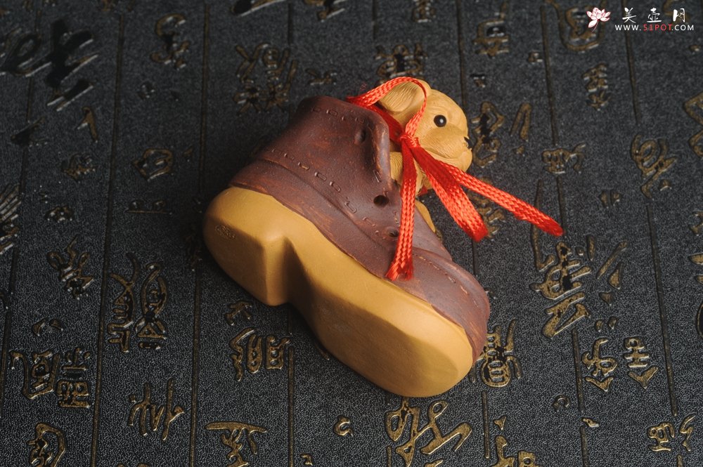 紫砂壶图片：美宠特惠 精致做工步步高升福气狗茶宠摆件 长8.8cm宽4.5到5cm高8.8cm - 全手工紫砂壶网