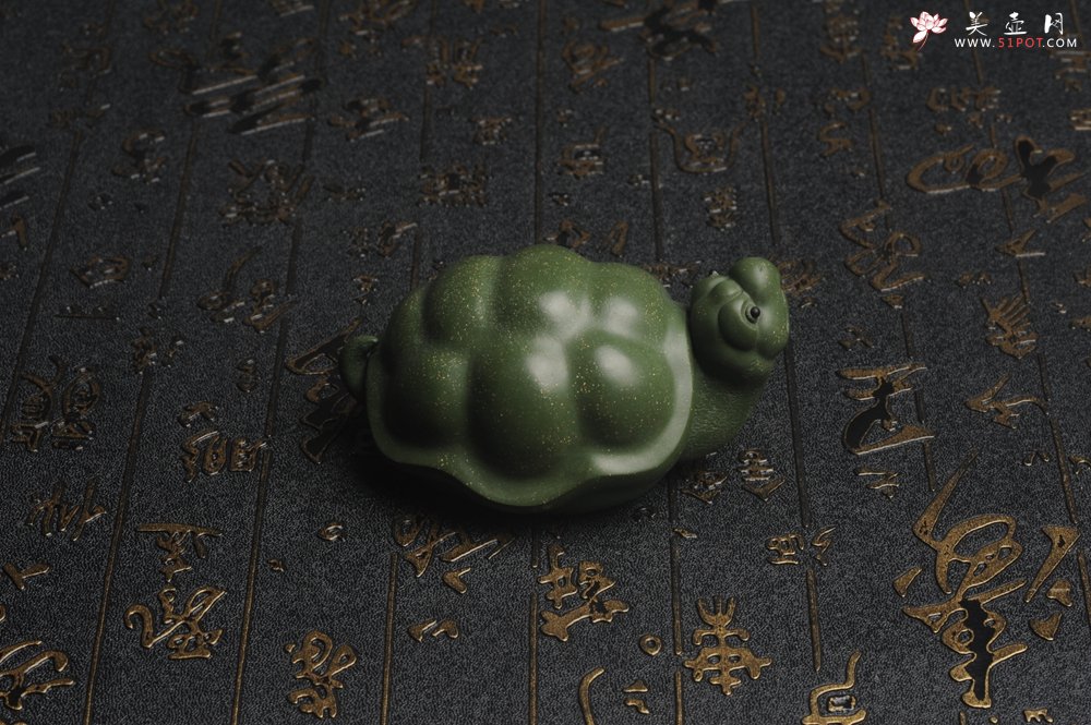紫砂壶图片：美宠特惠 精致做工绿泥乌龟茶宠摆件 神态细腻 茶盘尤物 长9cm宽6cm高4.5cm - 全手工紫砂壶网
