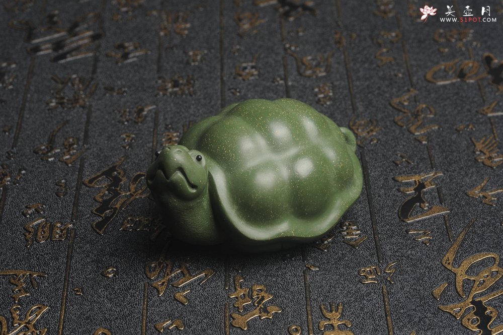 紫砂壶图片：美宠特惠 精致做工绿泥乌龟茶宠摆件 神态细腻 茶盘尤物 长9cm宽6cm高4.5cm - 全手工紫砂壶网