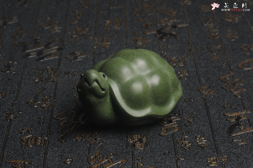 紫砂壶图片：美宠特惠 精致做工绿泥乌龟茶宠摆件 神态细腻 茶盘尤物 长9cm宽6cm高4.5cm - 全手工紫砂壶网