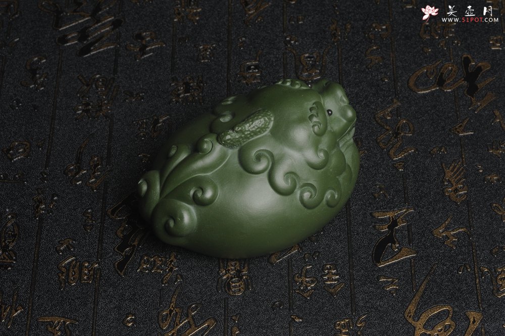 紫砂壶图片：美宠特惠 精工绿泥泥招财兽茶宠摆件 长10cm宽7cm高5cm - 全手工紫砂壶网