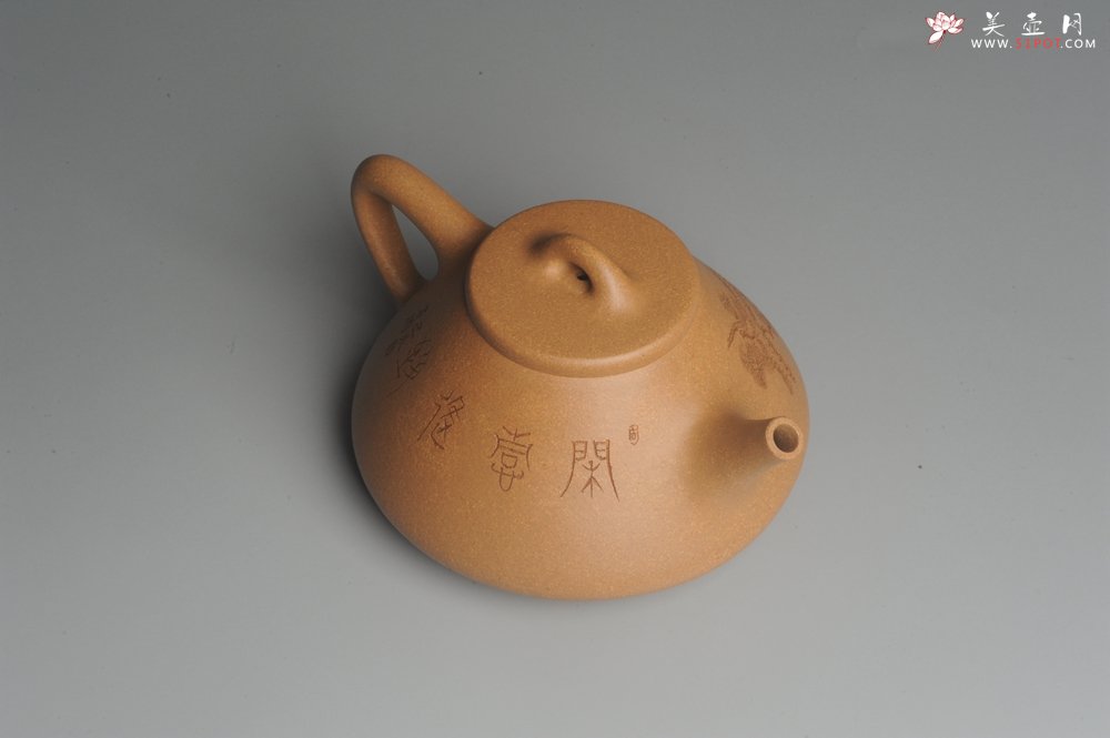 紫砂壶图片：油润老黄段泥(此泥料属于家藏老料！油润无比，识者自知！)全手工子冶石瓢 助工精心装饰松鼠 特文气 - 全手工紫砂壶网