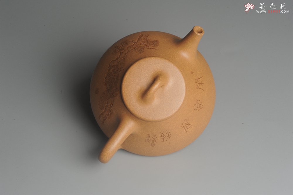 紫砂壶图片：油润老黄段泥(此泥料属于家藏老料！油润无比，识者自知！)全手工子冶石瓢 助工精心装饰松鼠 特文气 - 全手工紫砂壶网