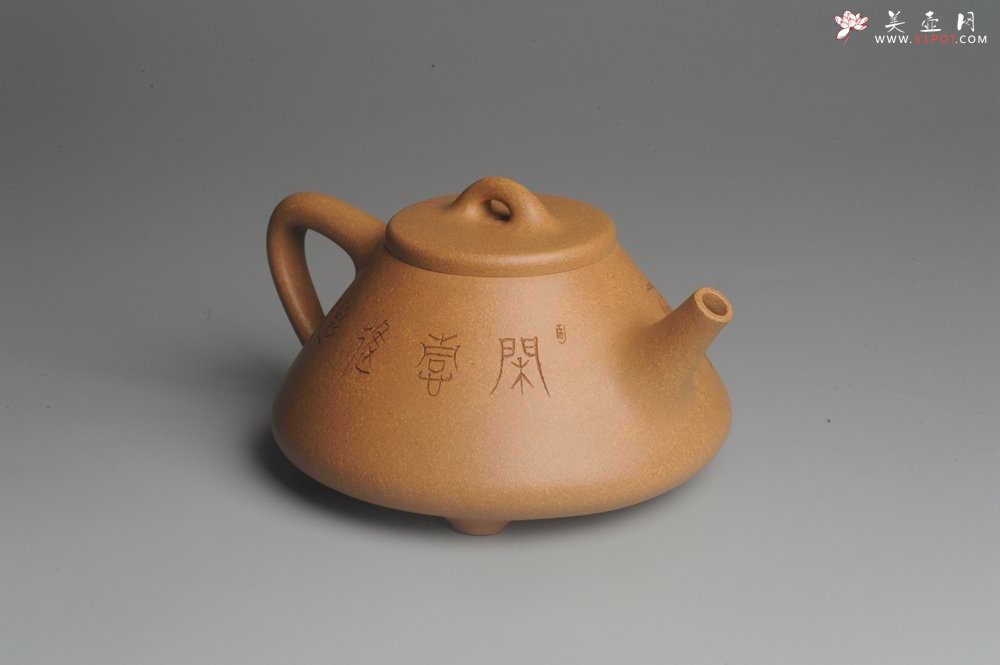 紫砂壶图片：油润老黄段泥(此泥料属于家藏老料！油润无比，识者自知！)全手工子冶石瓢 助工精心装饰松鼠 特文气 - 全手工紫砂壶网