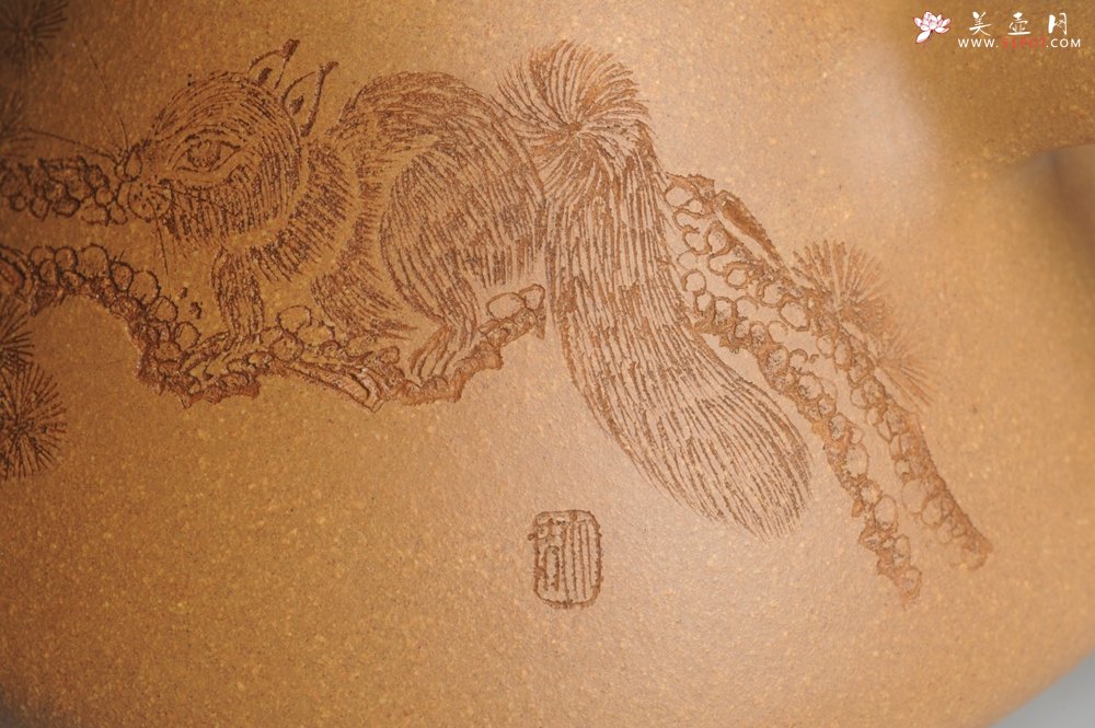 紫砂壶图片：油润老黄段泥(此泥料属于家藏老料！油润无比，识者自知！)全手工子冶石瓢 助工精心装饰松鼠 特文气 - 全手工紫砂壶网