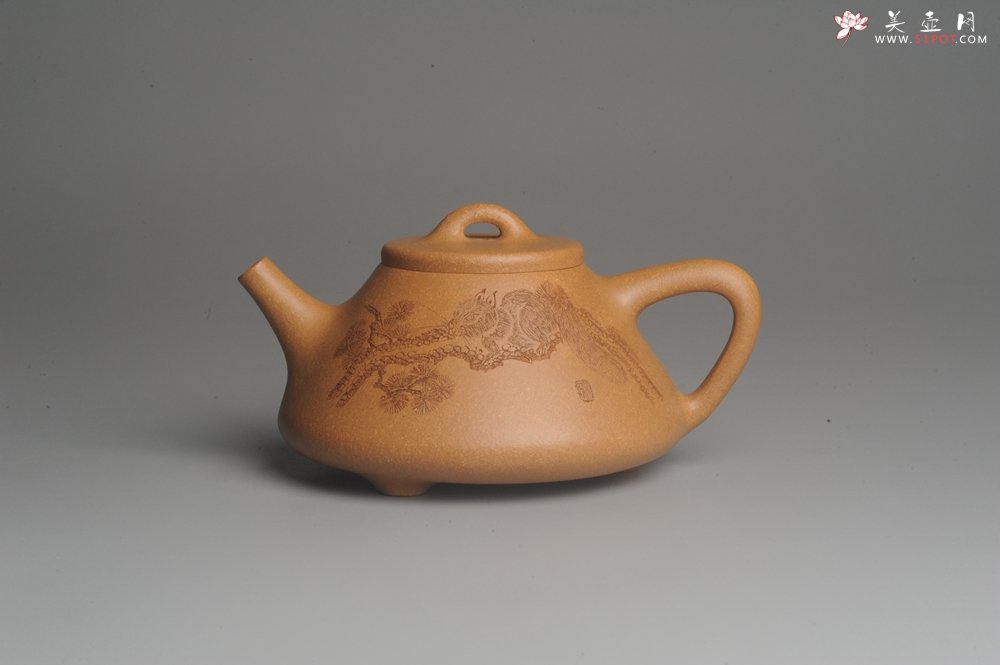 紫砂壶图片：油润老黄段泥(此泥料属于家藏老料！油润无比，识者自知！)全手工子冶石瓢 助工精心装饰松鼠 特文气 - 全手工紫砂壶网