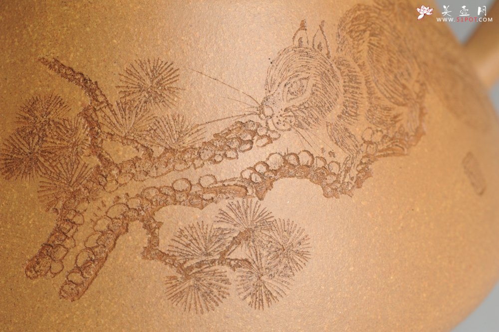 紫砂壶图片：油润老黄段泥(此泥料属于家藏老料！油润无比，识者自知！)全手工子冶石瓢 助工精心装饰松鼠 特文气 - 全手工紫砂壶网