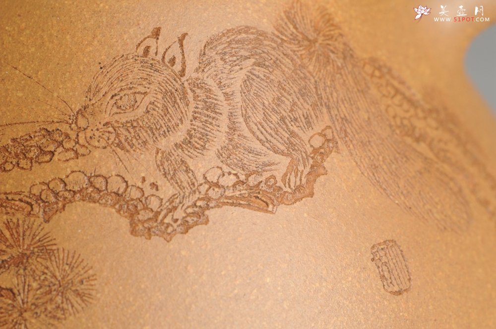 紫砂壶图片：油润老黄段泥(此泥料属于家藏老料！油润无比，识者自知！)全手工子冶石瓢 助工精心装饰松鼠 特文气 - 全手工紫砂壶网