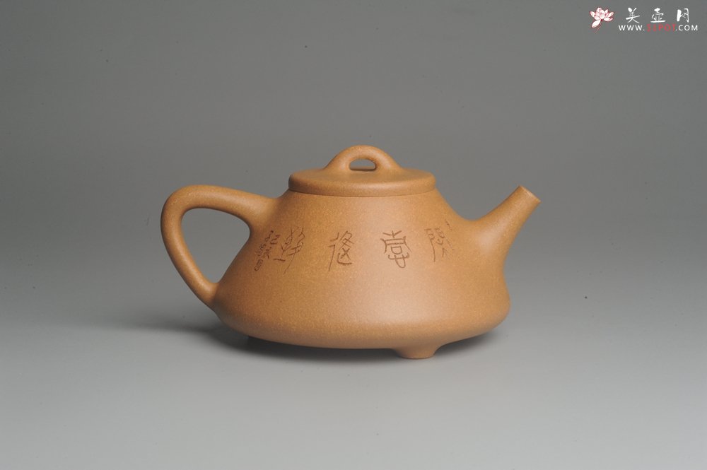 紫砂壶图片：油润老黄段泥(此泥料属于家藏老料！油润无比，识者自知！)全手工子冶石瓢 助工精心装饰松鼠 特文气 - 全手工紫砂壶网