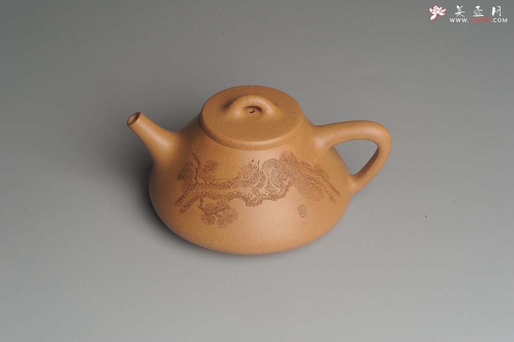 紫砂壶图片：油润老黄段泥(此泥料属于家藏老料！油润无比，识者自知！)全手工子冶石瓢 助工精心装饰松鼠 特文气 - 全手工紫砂壶网