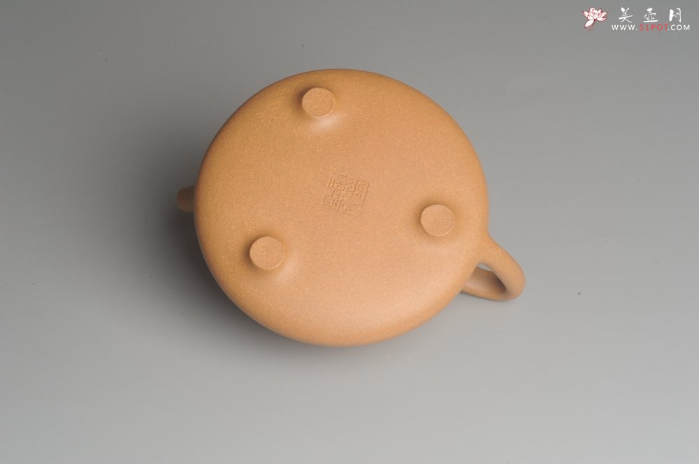 紫砂壶图片：油润老黄段泥(此泥料属于家藏老料！油润无比，识者自知！)全手工子冶石瓢 助工精心装饰松鼠 特文气 - 全手工紫砂壶网