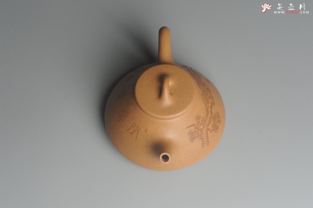 紫砂壶图片：油润老黄段泥(此泥料属于家藏老料！油润无比，识者自知！)全手工子冶石瓢 助工精心装饰松鼠 特文气 - 全手工紫砂壶网