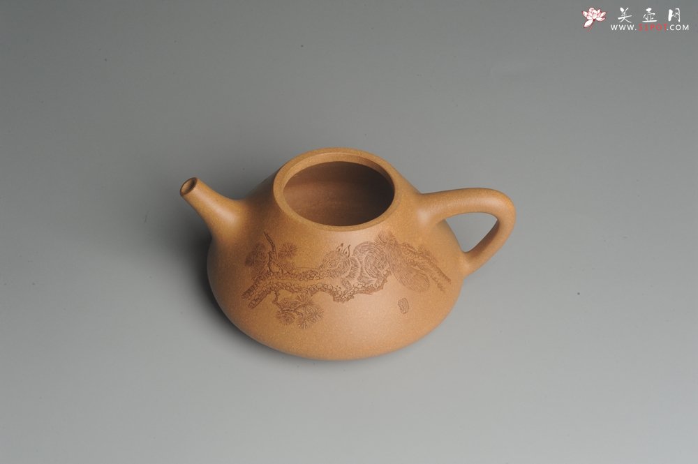 紫砂壶图片：油润老黄段泥(此泥料属于家藏老料！油润无比，识者自知！)全手工子冶石瓢 助工精心装饰松鼠 特文气 - 全手工紫砂壶网