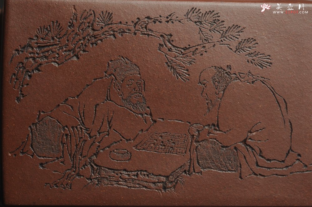 紫砂壶图片：全手工精致亚明四方壶 装饰对弈图 特文气 - 全手工紫砂壶网