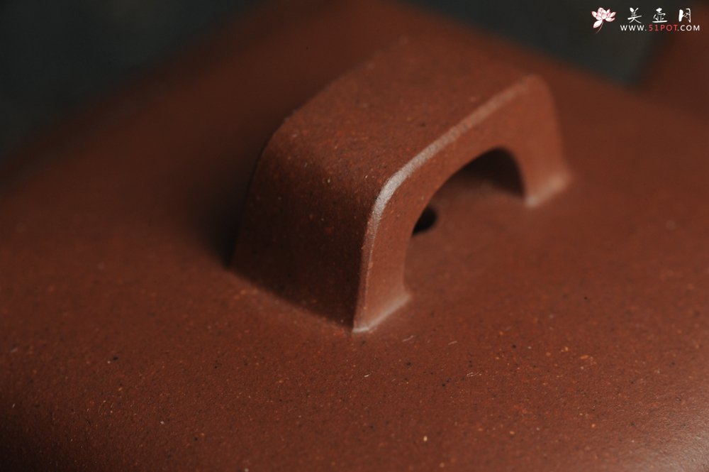 紫砂壶图片：全手工精致亚明四方壶 装饰对弈图 特文气 - 全手工紫砂壶网