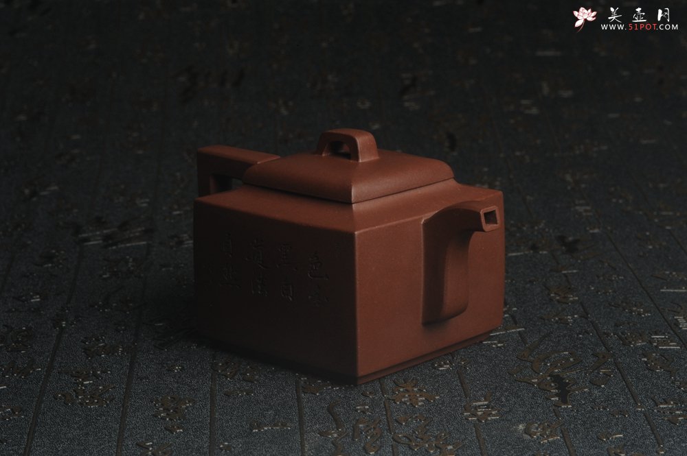 紫砂壶图片：全手工精致亚明四方壶 装饰对弈图 特文气 - 全手工紫砂壶网