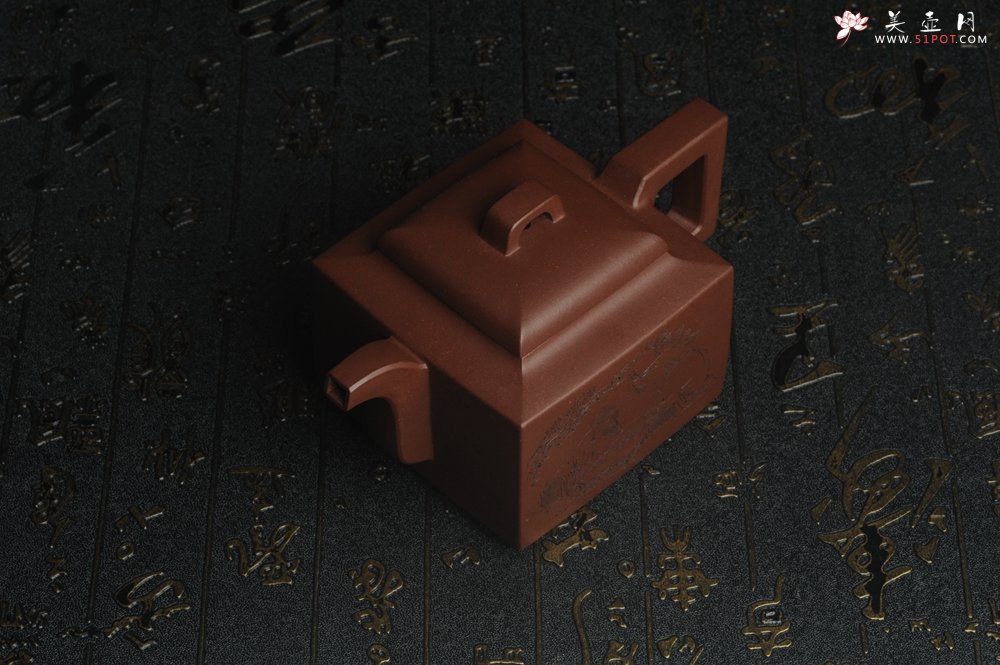 紫砂壶图片：全手工精致亚明四方壶 装饰对弈图 特文气 - 全手工紫砂壶网