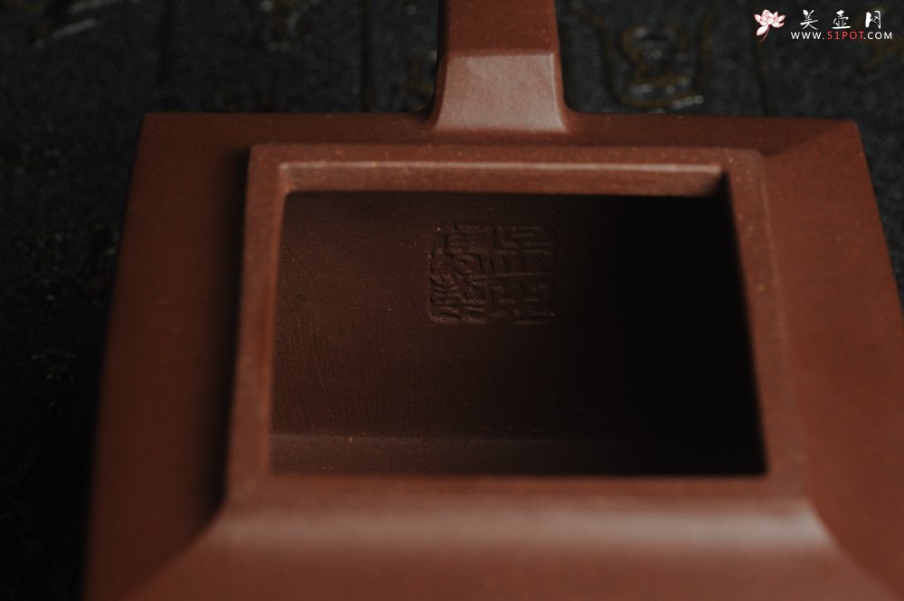 紫砂壶图片：全手工精致亚明四方壶 装饰对弈图 特文气 - 全手工紫砂壶网