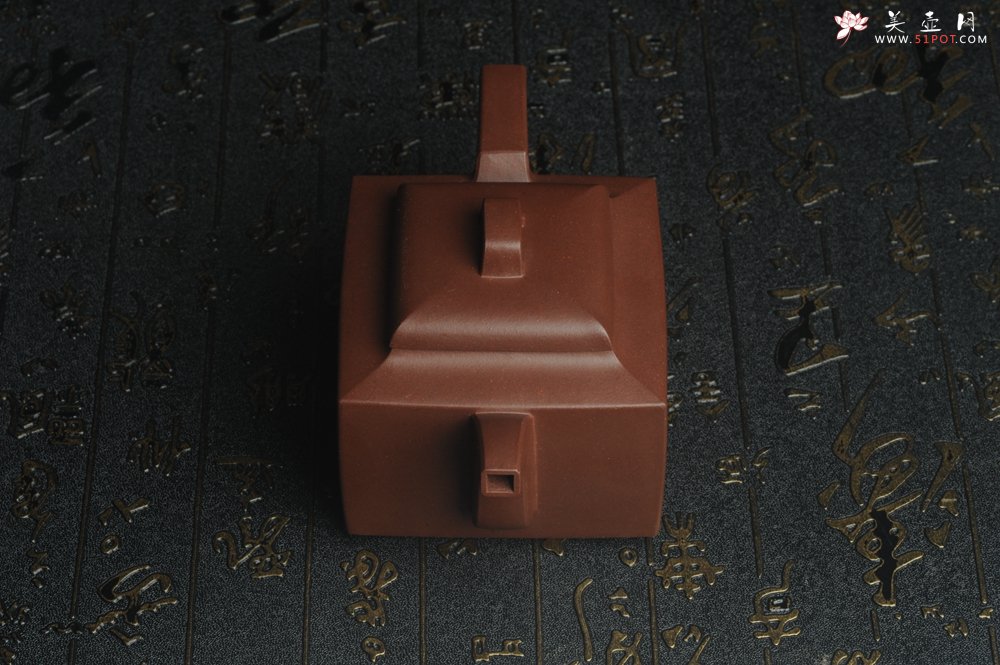 紫砂壶图片：全手工精致亚明四方壶 装饰对弈图 特文气 - 全手工紫砂壶网