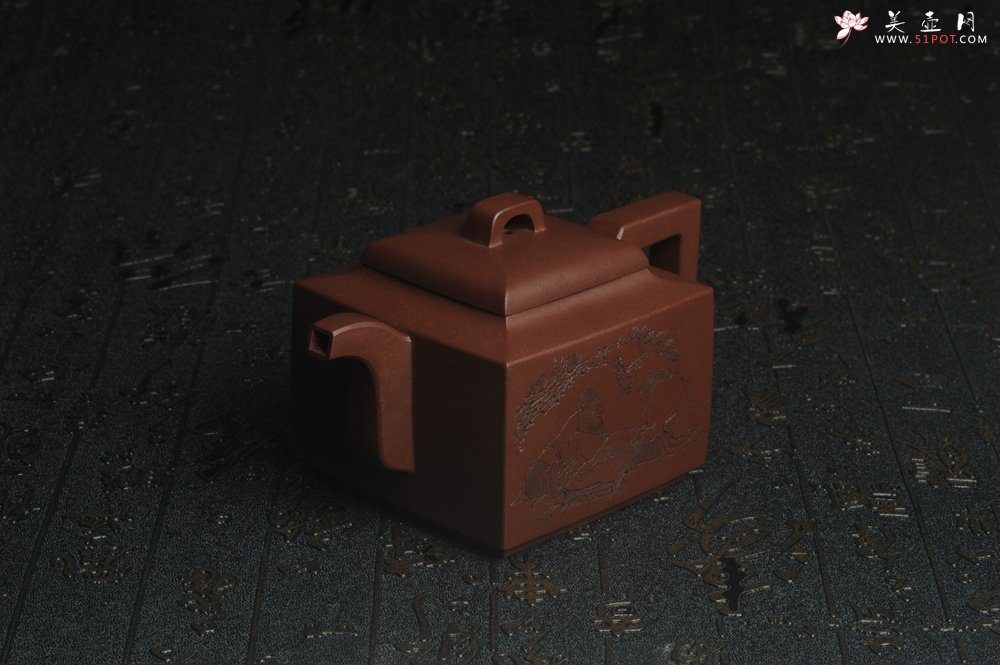 紫砂壶图片：全手工精致亚明四方壶 装饰对弈图 特文气 - 全手工紫砂壶网