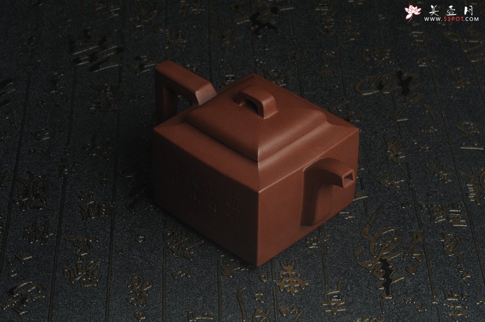 紫砂壶图片：全手工精致亚明四方壶 装饰对弈图 特文气 - 全手工紫砂壶网