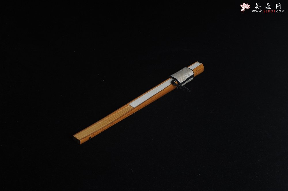 紫砂壶图片：自玩收藏级30年老凤眼扇骨 满天星老凤眼 9.5寸18方挑灯方 排口2.0少见 名家释普通法师书法 - 全手工紫砂壶网