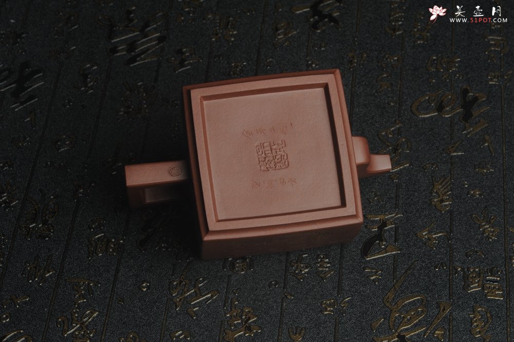 紫砂壶图片：全手工精致亚明四方壶 装饰对弈图 特文气 - 全手工紫砂壶网