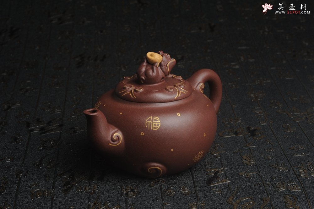 紫砂壶图片：美壶年底特惠 精工好泥福气金猪套壶 一壶二杯 出水如柱 高档包装 送礼佳品 - 全手工紫砂壶网