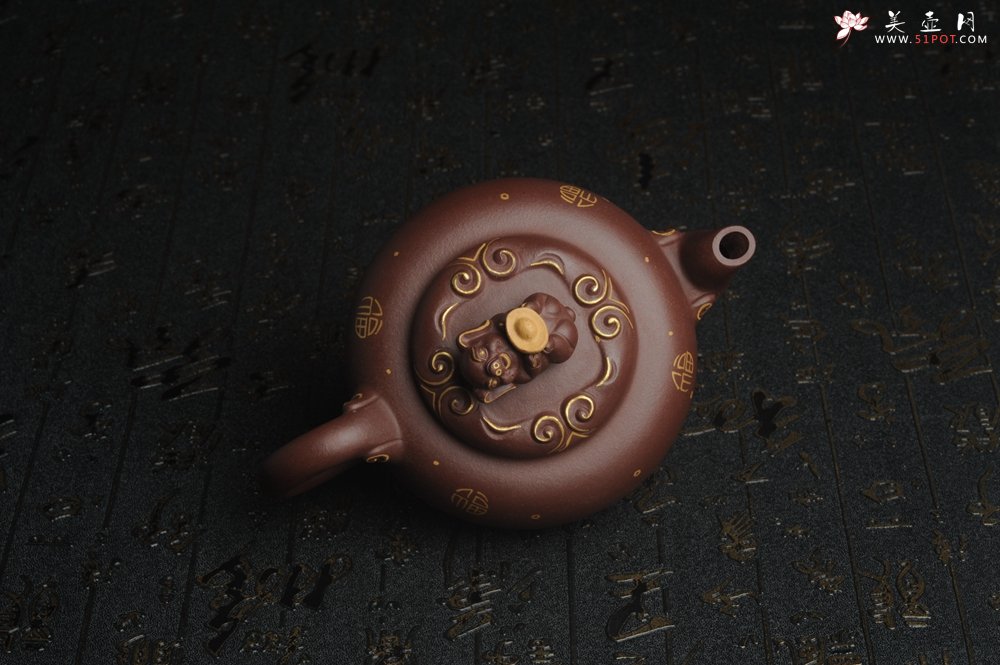 紫砂壶图片：美壶年底特惠 精工好泥福气金猪套壶 一壶二杯 出水如柱 高档包装 送礼佳品 - 全手工紫砂壶网