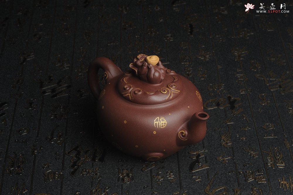 紫砂壶图片：美壶年底特惠 精工好泥福气金猪套壶 一壶二杯 出水如柱 高档包装 送礼佳品 - 全手工紫砂壶网
