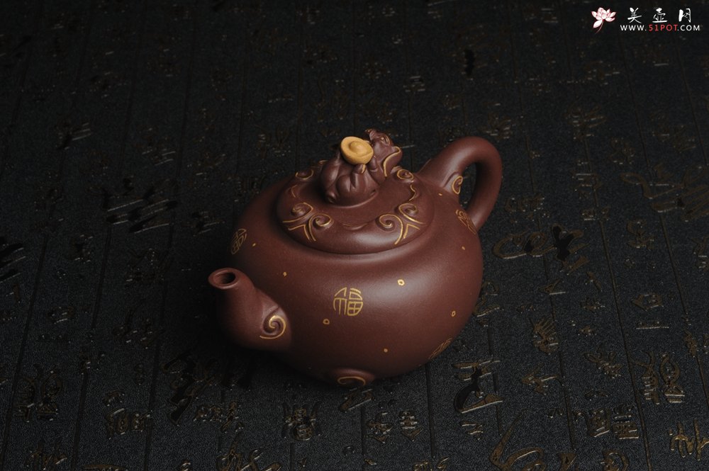 紫砂壶图片：美壶年底特惠 精工好泥福气金猪套壶 一壶二杯 出水如柱 高档包装 送礼佳品 - 全手工紫砂壶网