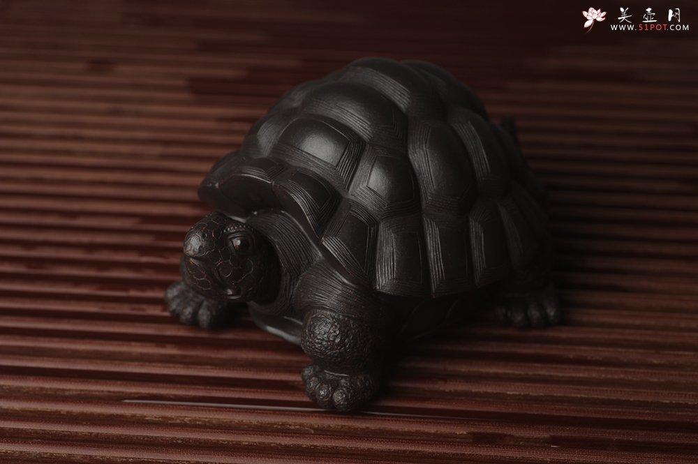 紫砂壶图片：美宠中秋特惠 精致黑料忍者寿龟 长14cm宽9.5cm高7cm - 全手工紫砂壶网