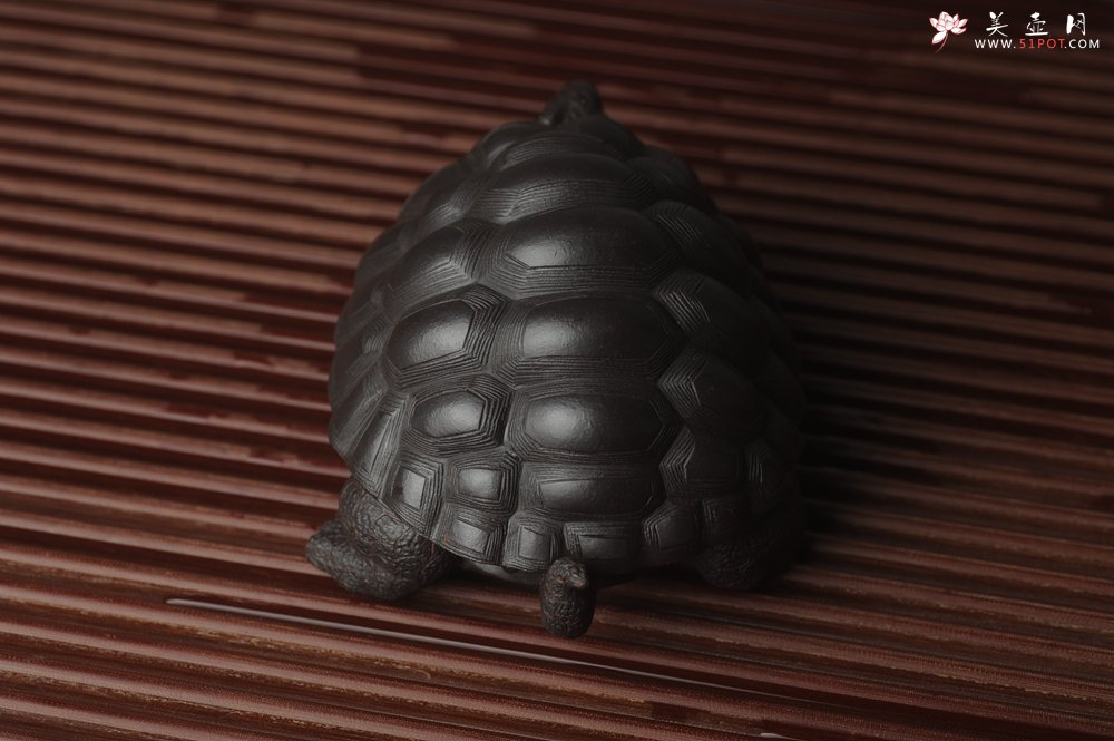 紫砂壶图片：美宠中秋特惠 精致黑料忍者寿龟 长14cm宽9.5cm高7cm - 全手工紫砂壶网