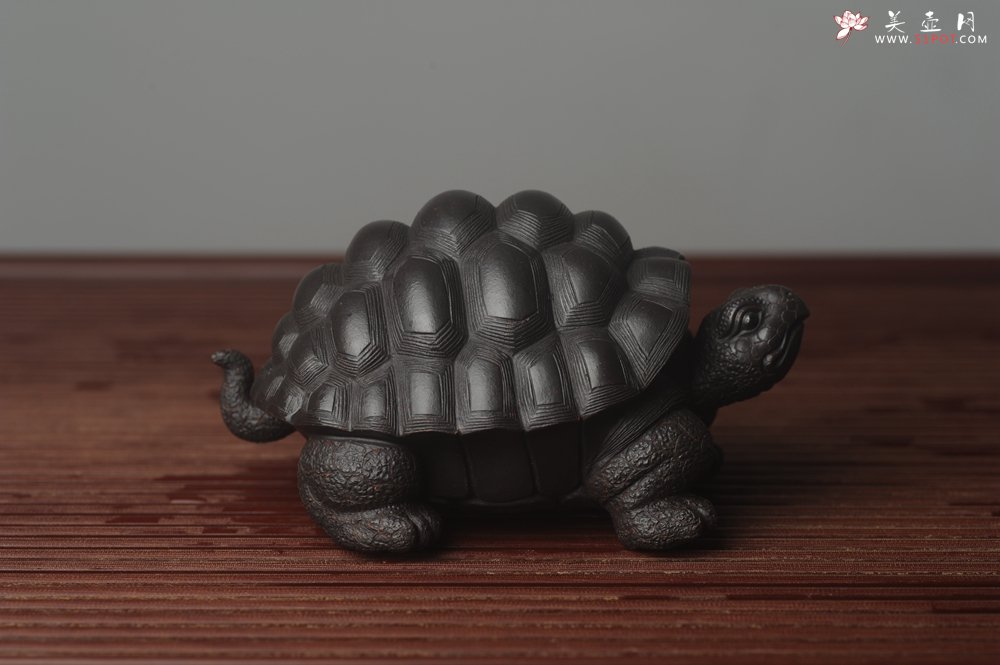 紫砂壶图片：美宠中秋特惠 精致黑料忍者寿龟 长14cm宽9.5cm高7cm - 全手工紫砂壶网