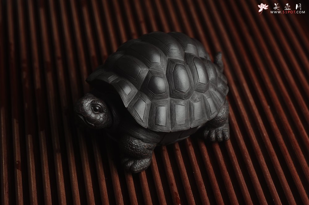 紫砂壶图片：美宠中秋特惠 精致黑料忍者寿龟 长14cm宽9.5cm高7cm - 全手工紫砂壶网