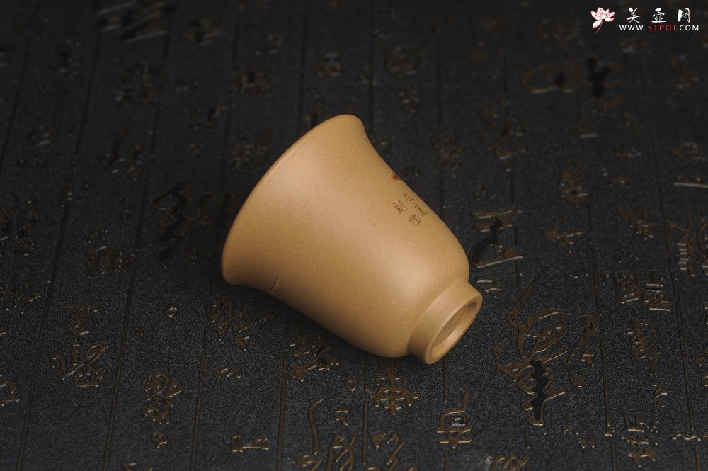 紫砂壶图片：美杯国庆特惠 精品好泥好工好刻雅致泥绘山水主人杯 茶人醉爱 - 全手工紫砂壶网