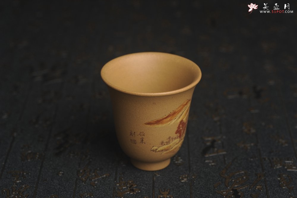 紫砂壶图片：美杯国庆特惠 精品好泥好工好刻雅致泥绘山水主人杯 茶人醉爱 - 全手工紫砂壶网