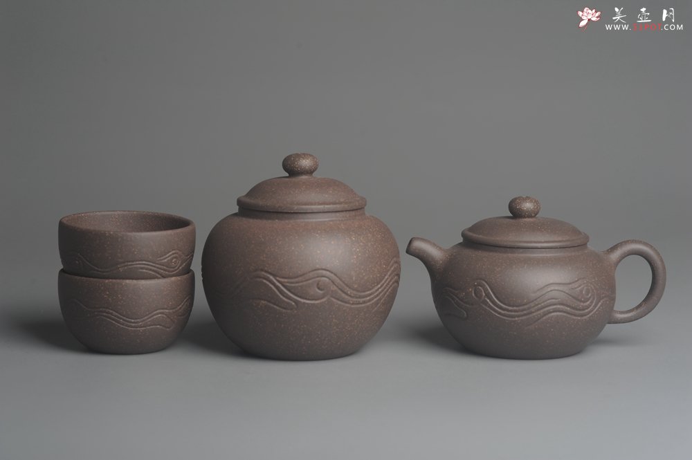 紫砂壶图片：美壶特惠 优质青灰段泥精致行云流水套组 一壶（180cc）二杯一醒茶罐（280cc） - 全手工紫砂壶网