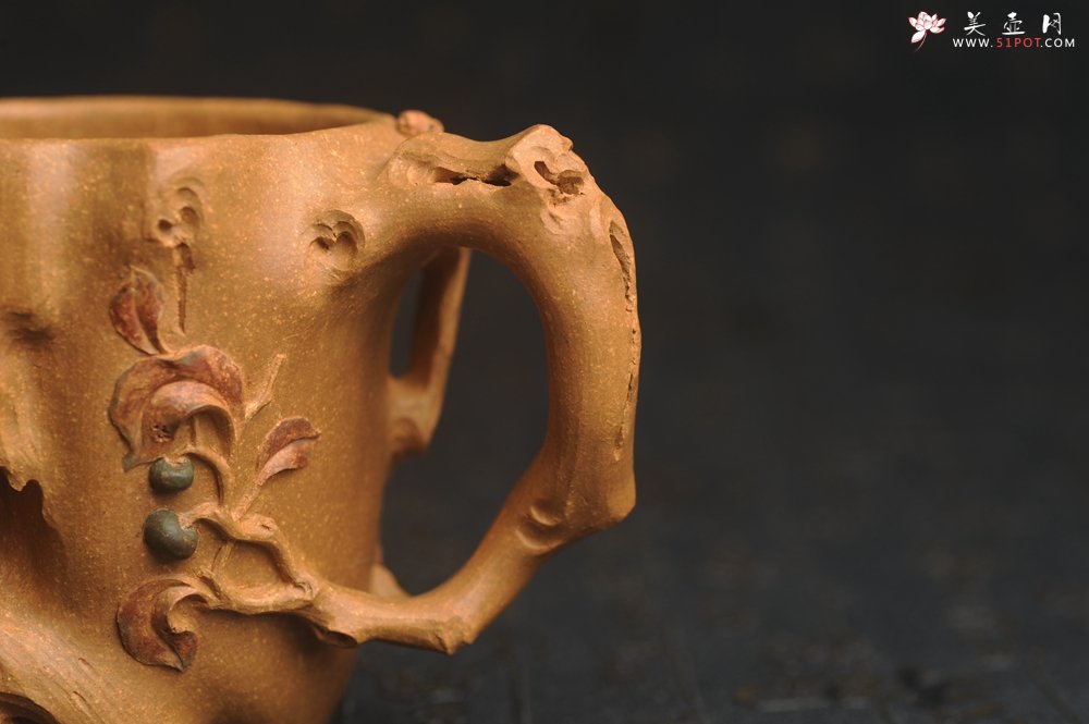 紫砂壶图片：美杯精品特惠 实力演绎全手工老黄段泥松鼠杯 松鼠灵动 贴叶生动 不失为一把好杯 - 全手工紫砂壶网