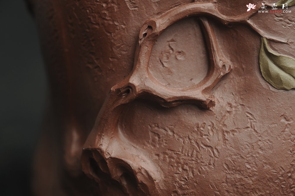 紫砂壶图片：美筒特惠 精致全手工紫泥藏蟾笔筒 高12cm直径10cm 贴叶灵动 金蟾生动 - 全手工紫砂壶网