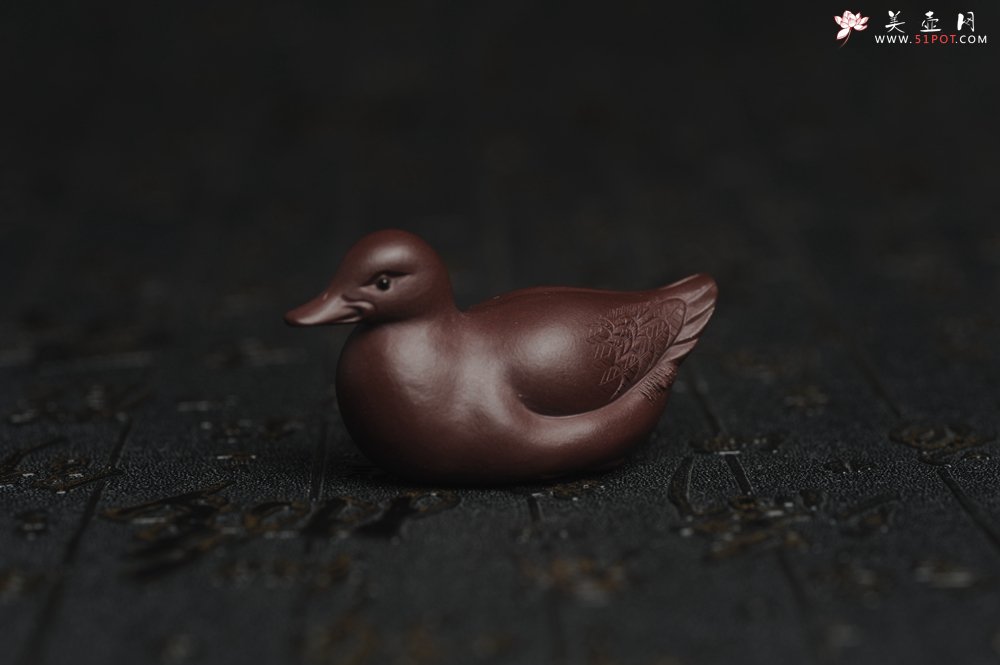 紫砂壶图片：美宠特惠 超精工特好紫泥呆萌小鸭茶宠摆件 长6宽2.5高3cm - 全手工紫砂壶网