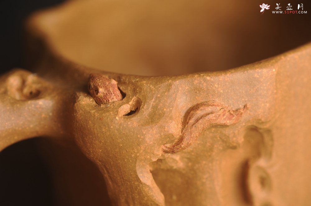 紫砂壶图片：美杯精品特惠 实力演绎全手工老黄段泥松鼠杯 松鼠灵动 贴叶生动 不失为一把好杯 - 全手工紫砂壶网