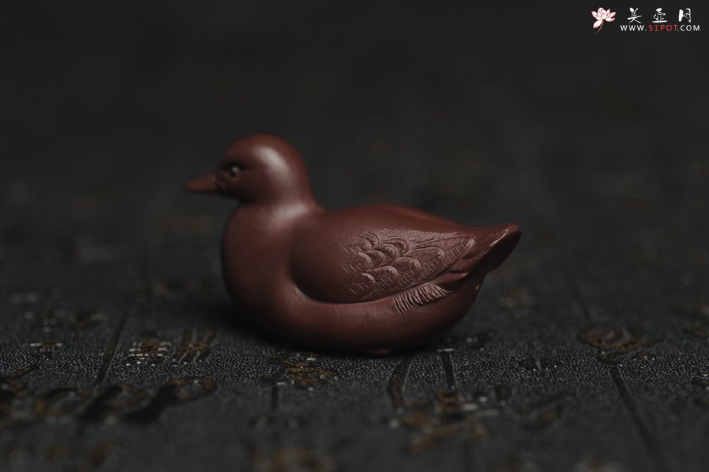 紫砂壶图片：美宠特惠 超精工特好紫泥呆萌小鸭茶宠摆件 长6宽2.5高3cm - 全手工紫砂壶网