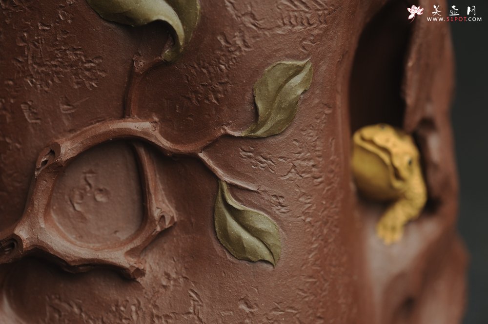 紫砂壶图片：美筒特惠 精致全手工紫泥藏蟾笔筒 高12cm直径10cm 贴叶灵动 金蟾生动 - 全手工紫砂壶网