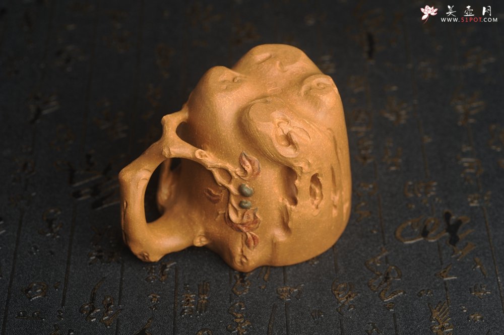 紫砂壶图片：美杯精品特惠 实力演绎全手工老黄段泥松鼠杯 松鼠灵动 贴叶生动 不失为一把好杯 - 全手工紫砂壶网