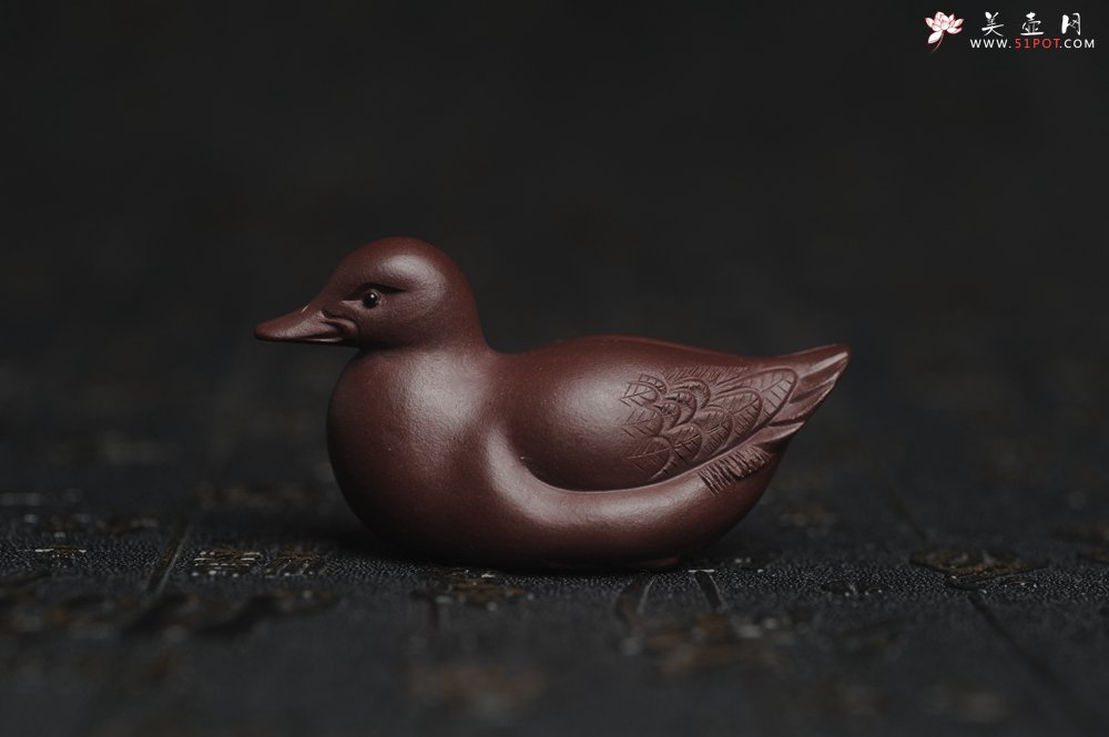 紫砂壶图片：美宠特惠 超精工特好紫泥呆萌小鸭茶宠摆件 长6宽2.5高3cm - 全手工紫砂壶网