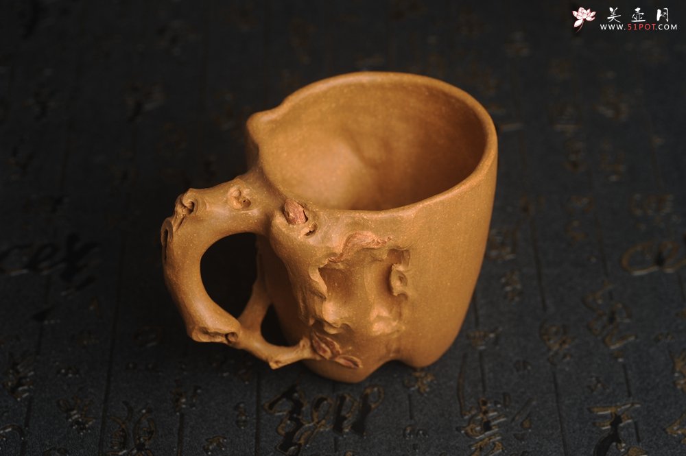 紫砂壶图片：美杯精品特惠 实力演绎全手工老黄段泥松鼠杯 松鼠灵动 贴叶生动 不失为一把好杯 - 全手工紫砂壶网