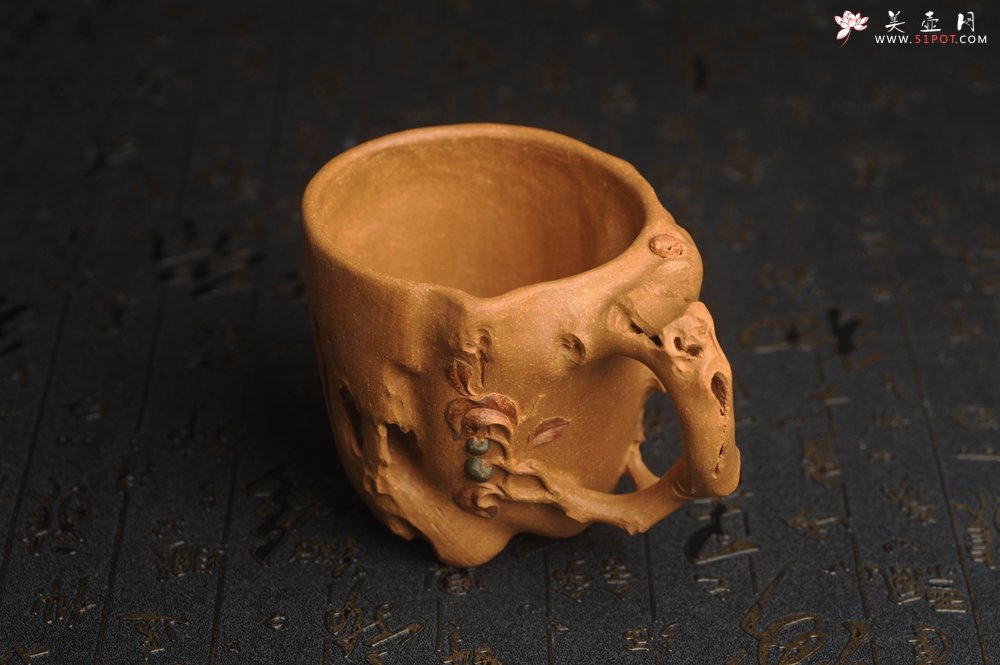 紫砂壶图片：美杯精品特惠 实力演绎全手工老黄段泥松鼠杯 松鼠灵动 贴叶生动 不失为一把好杯 - 全手工紫砂壶网